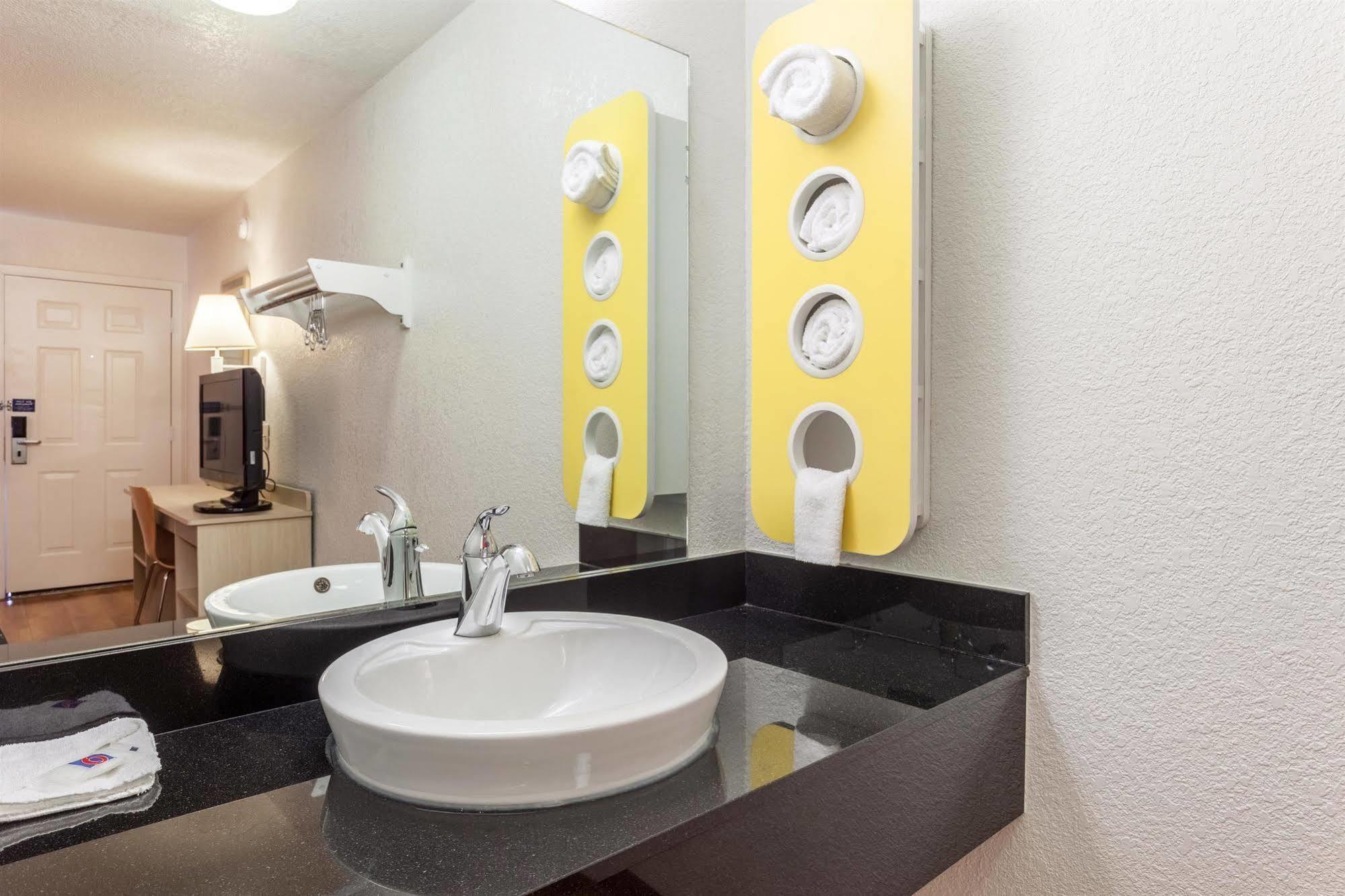 Motel 6 Sacramento, Ca - Downtown Екстер'єр фото